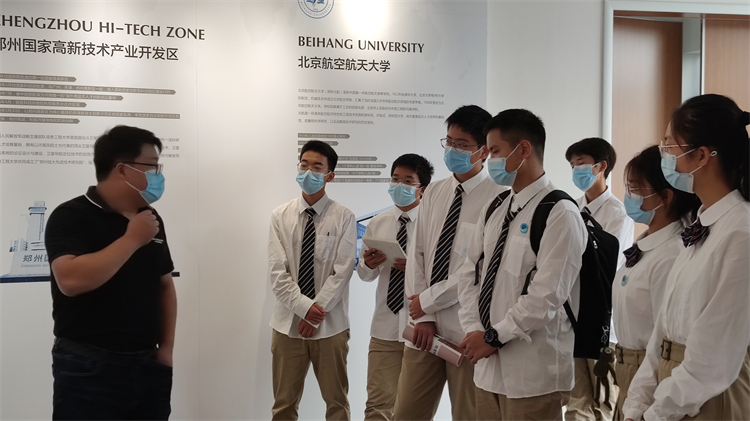 图 王连任老师为同学们讲解北斗发展历程.jpg